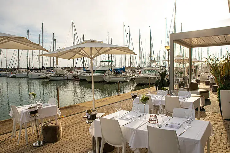 Lux Restaurant & Lounge - il dehors