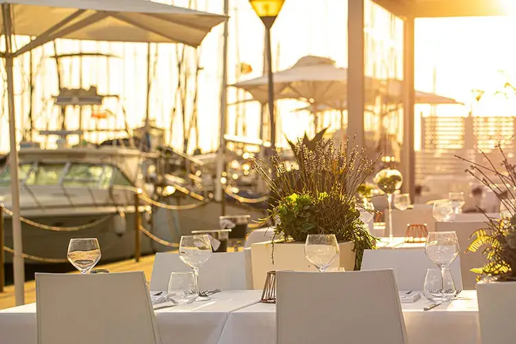 Lux Restaurant & Lounge - il dehors