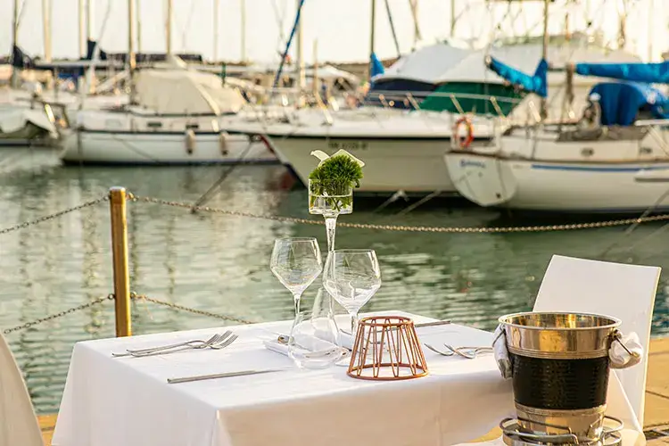 Lux Restaurant & Lounge - il dehors