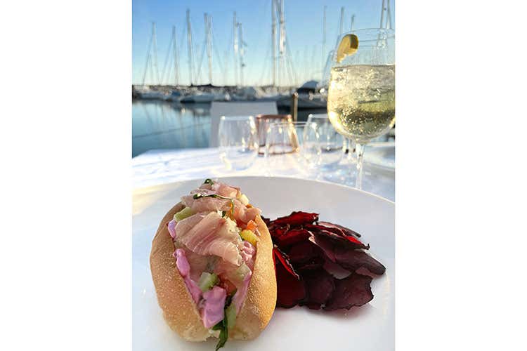 Bomba, maritozzo con carpaccio di tracina e caponata di melanzane 