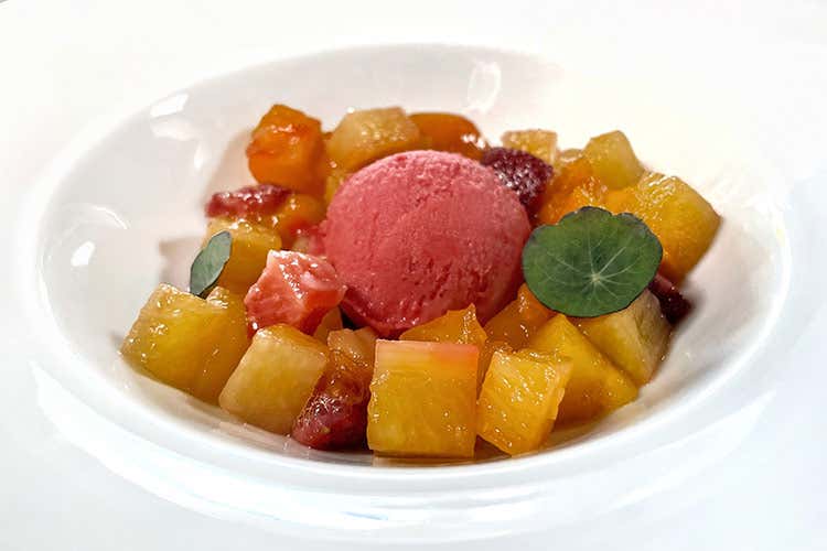 Frutta fresca, cotta sottovuoto con sciroppo di sambuco, sorbetto agrumato di anguria e nasturzio con chiffonade di basilico e menta Frutta fresca, cotta sottovuoto con sciroppo di sambuco, sorbetto agrumato di anguria e nasturzio con chiffonade di basilico e menta