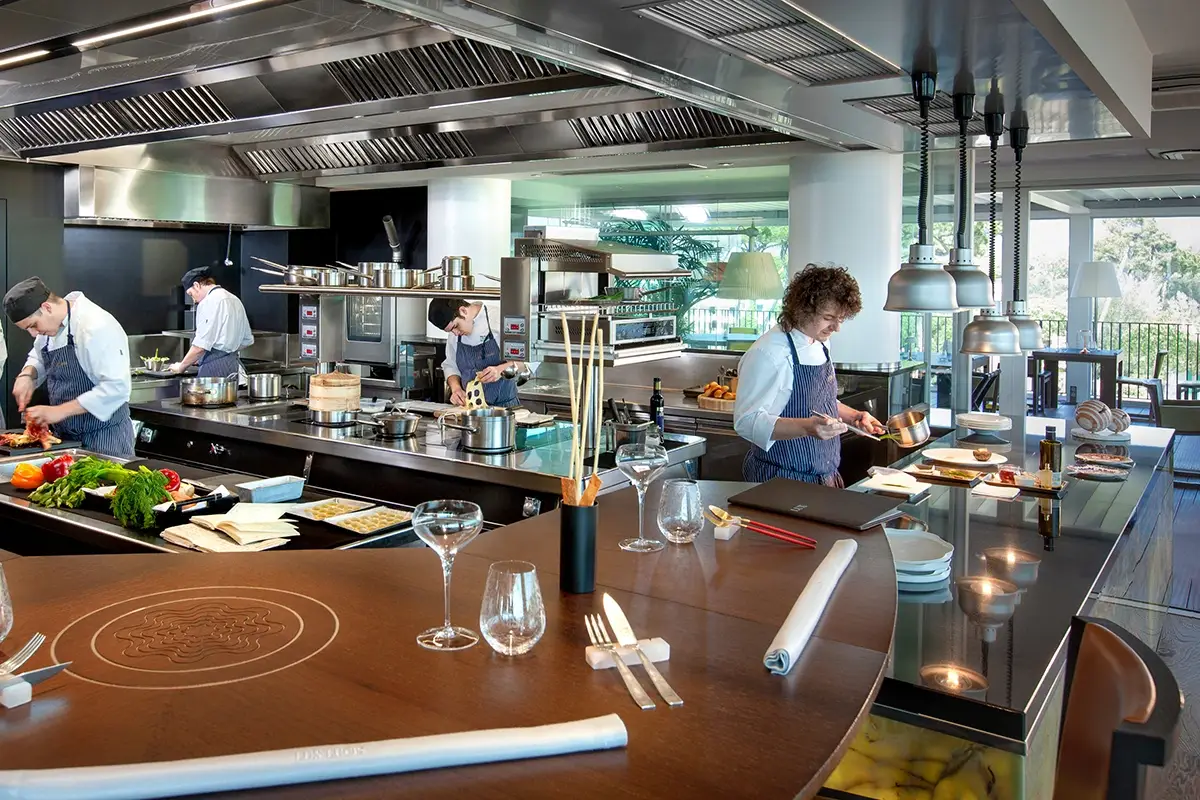 La cucina a vista del Lux Lucis. Foto: Fiorenzo Calosso Splende il Lux Lucis al Forte, tra cucina creativa e on the beach