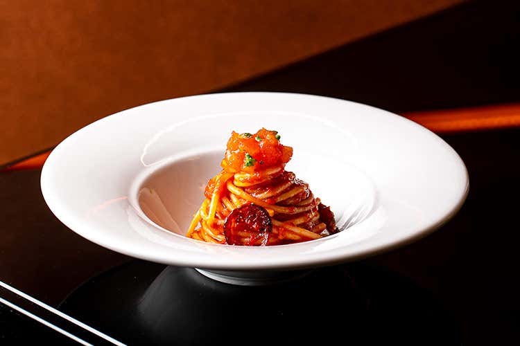 Spaghetto al pomodoro, realizzato con sette ore di lavorazione e un pomodoro trattato in tre modi differenti: datterino, confit e un concassè ghiacciato 