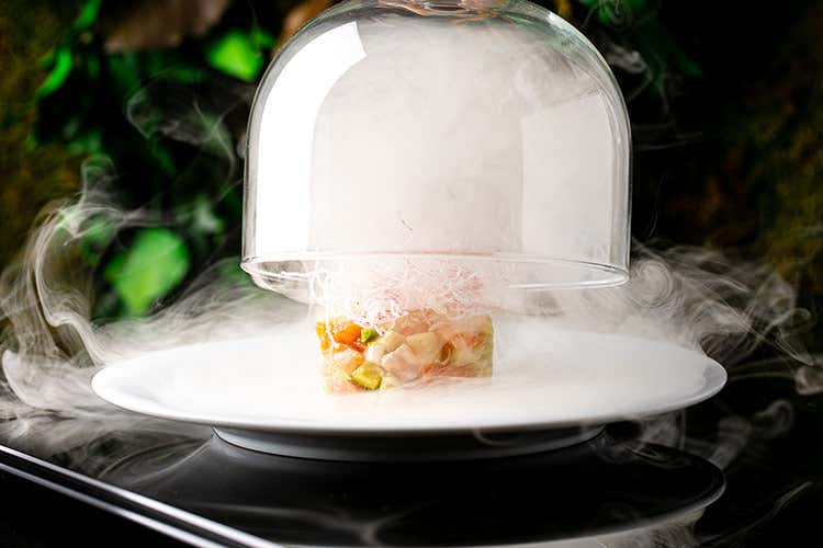 Tartare di salmone marinata agli agrumi e condita con una dadolata di finocchio e avocado, panna acida all’aneto e croccante di riso affumicato Tartare di salmone marinata agli agrumi e condita con una dadolata di finocchio e avocado, panna acida all’aneto e croccante di riso affumicato