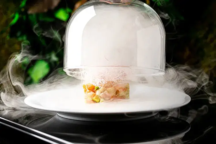 Tartare di salmone marinata agli agrumi e condita con una dadolata di finocchio e avocado, panna acida all&rsquo;aneto e croccante di riso affumicato