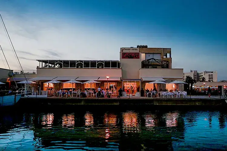 Lux Restaurant &amp; Lounge 