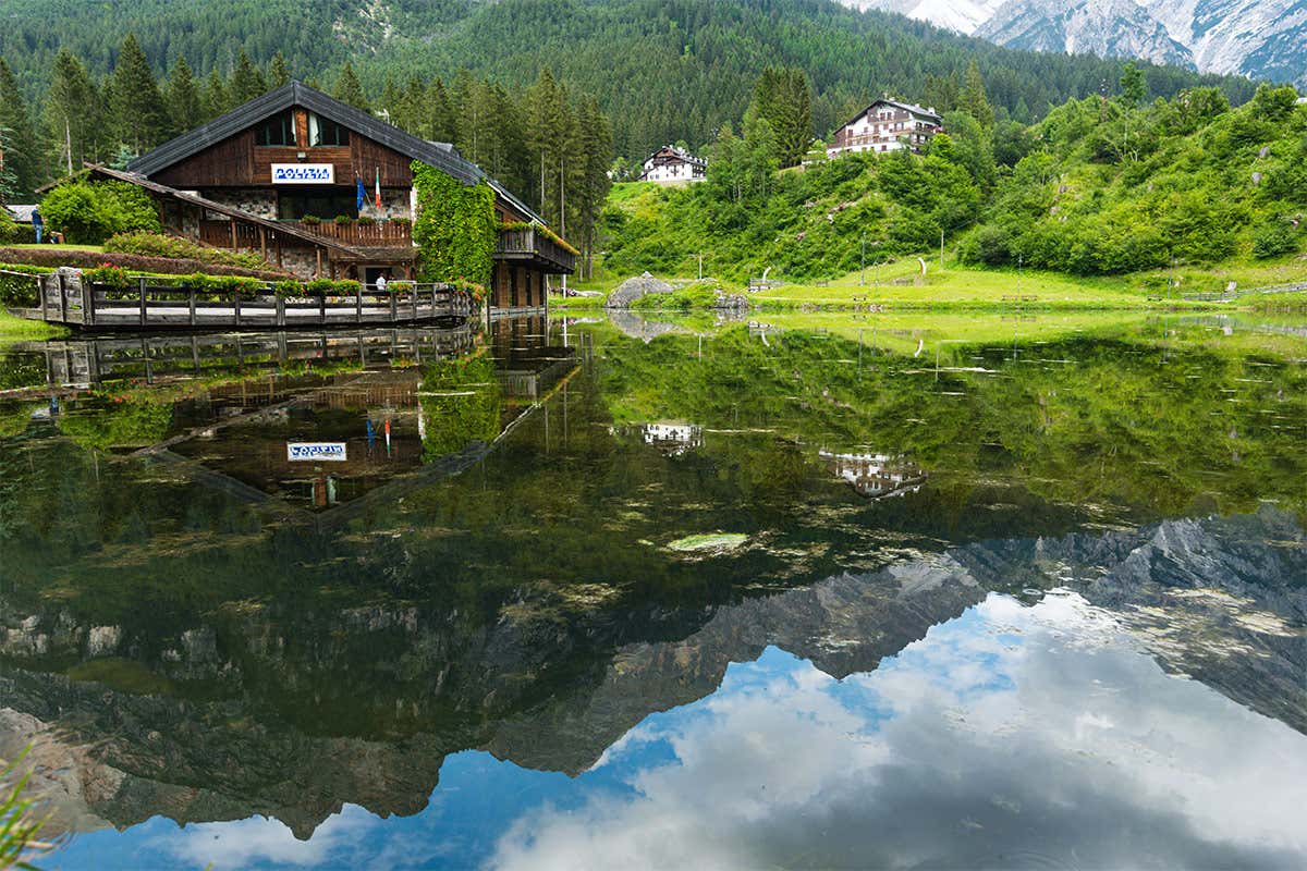 Lo Chalet Al Lago, sulla riva del lago di Mosigo Vacanza sul set Cortina Tour in &ldquo;Un passo dal cielo