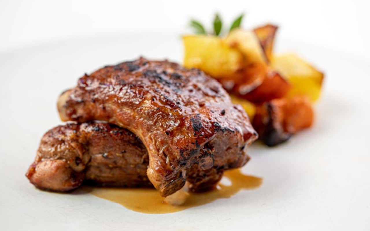 Maialino al mirto con fondo alla mela con patate e zucca al forno Fettuccine