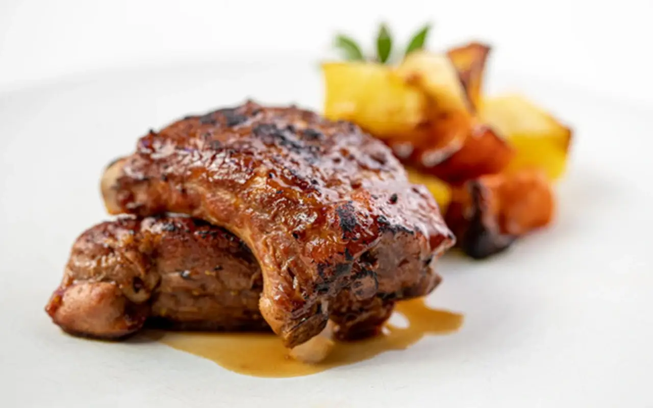 Maialino al mirto con fondo alla mela con patate e zucca al forno Fettuccine