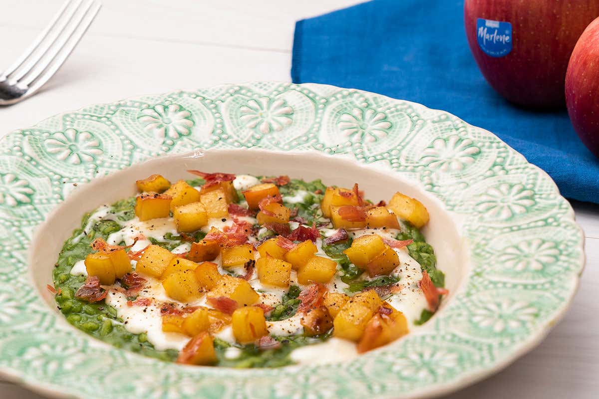 Risotto agli spinaci con mele caramellate, speck croccante e fondutina di formaggio d’alpeggio