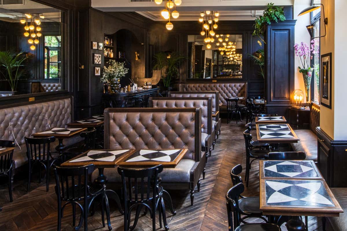 Da Madeleine, atmosfera Belle Époque e cucina francese a due passi da San Pietro Da Madeleine, atmosfera Belle Époque e cucina francese a due passi da San Pietro