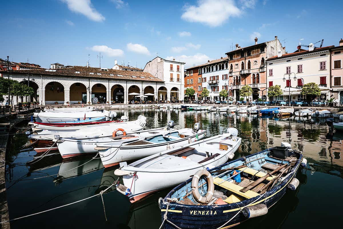 La location suggestiva. MOS_ Peschiera del Garda . Foto: Butturini Mos a Desenzano, cucina liberà e design modern retro anni 50 La location suggestiva. MOS_ Peschiera del Garda . Foto: Butturini Mos a Desenzano, cucina liberà e design modern retro anni 50