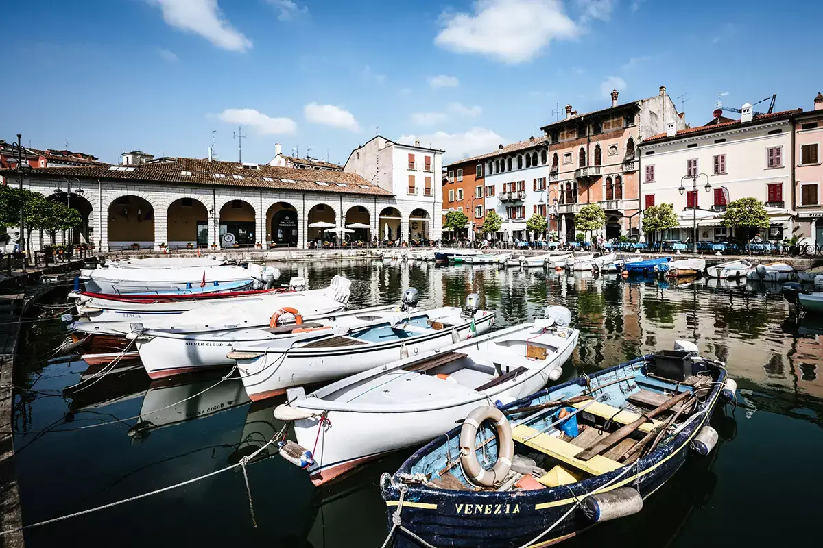 La location suggestiva. MOS_ Peschiera del Garda . Foto: Butturini Mos a Desenzano, cucina liber&agrave; e design modern retro anni 50