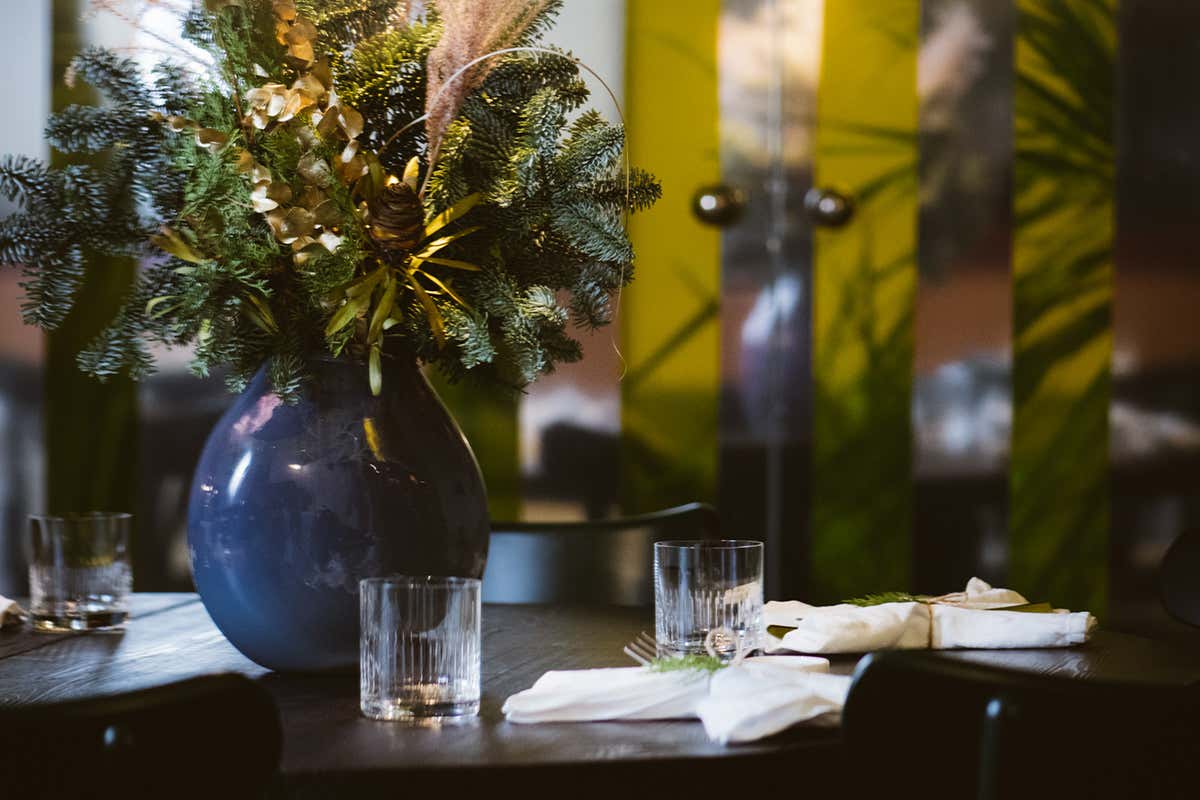 Dettaglio della mise en place. Foto: Butturini Mos a Desenzano, cucina liberà e design modern retro anni 50 Dettaglio della mise en place. Foto: Butturini Mos a Desenzano, cucina liberà e design modern retro anni 50