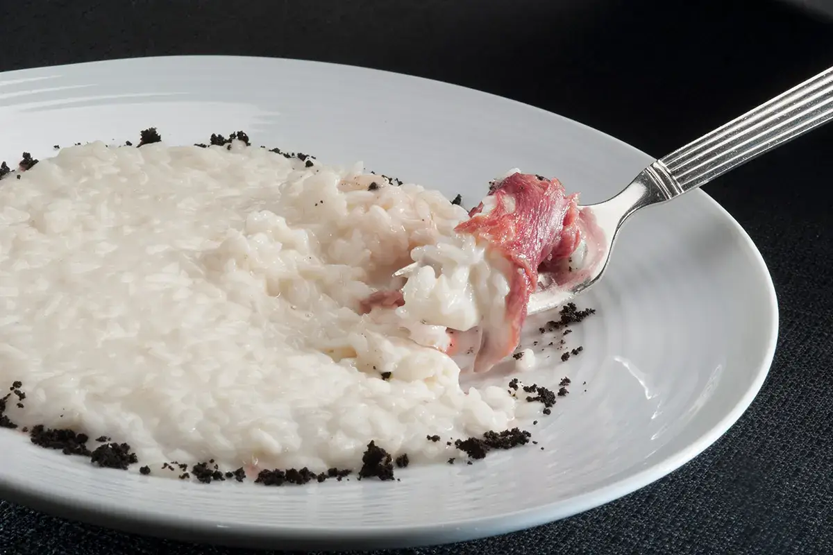 Ma il bufalo dov&rsquo;&egrave; - Risotto al latte di bufala con carpaccio di bufalo nascosto dal risotto... in evidenza polvere di olive nere Ma il bufalo dov&rsquo;&egrave;