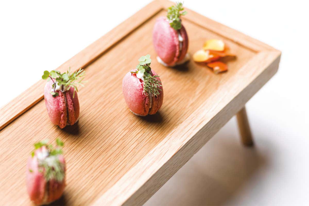 Macaron al ribes con ganache al Gorgonzola Dop Macaron al ribes con ganache al Gorgonzola Dop