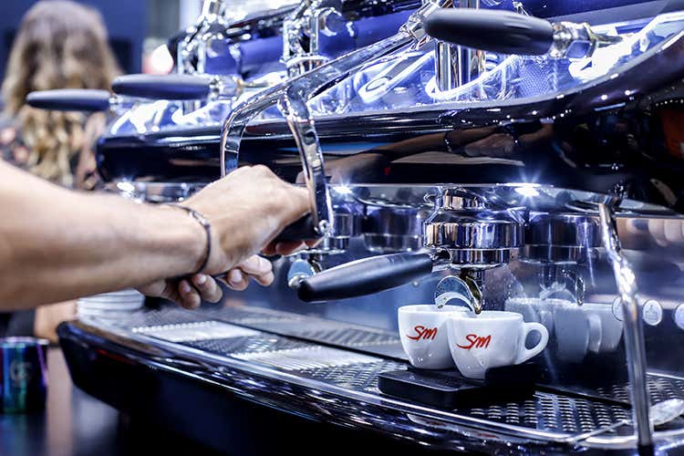 Il modello V6 La San Marco a doppia bancata - Macchine da caff&egrave; San Marco Festa per i 100 anni, fatturato  5%