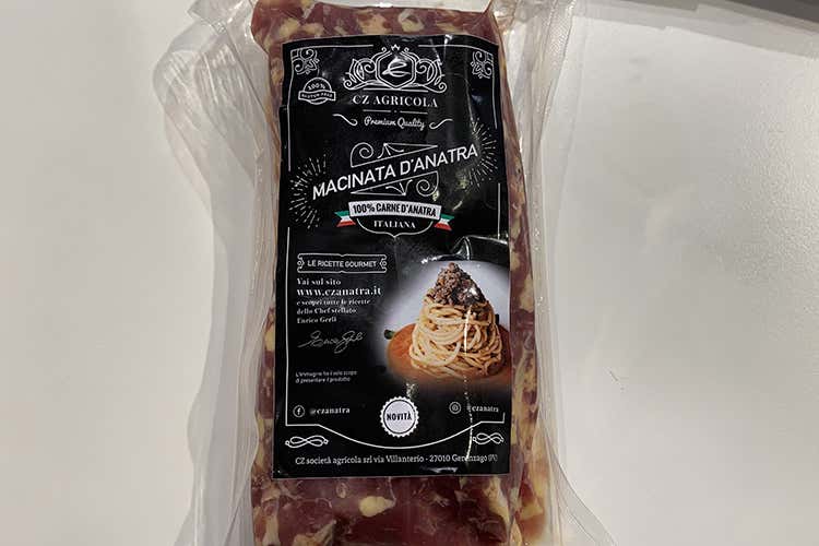 Macinata d'anatra, carne fresca confezionata in azienda Anatra italiana in abito gourmet