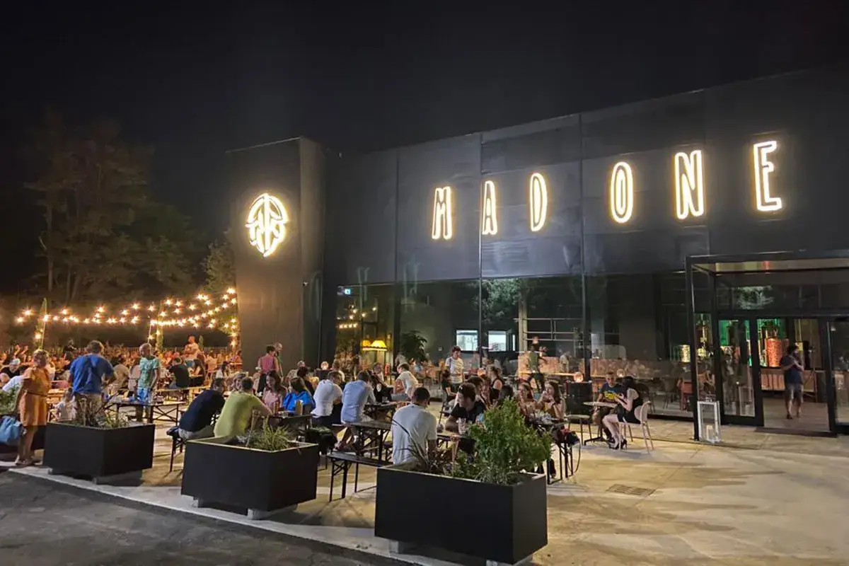 Locale outdoor Birra artigianale, in continuo fermento e al passo con la tecnologia