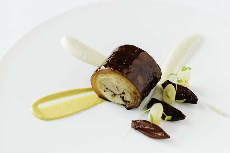 Maialino da latte in porchetta con scorzonera, scalogno al porto e senape Dijon