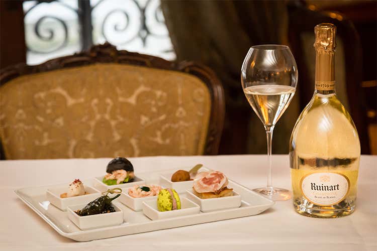 Maison Ruinart, nuova apertura a Venezia Menu abbinati a calici durante la Biennale