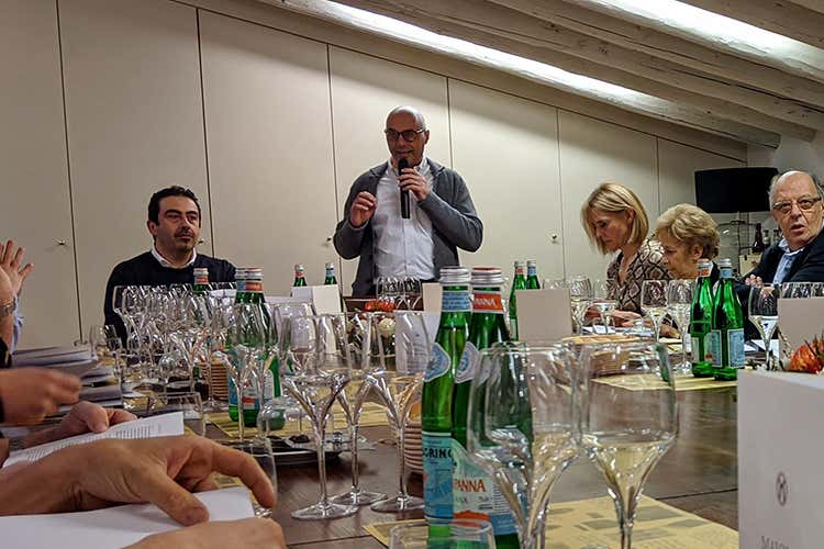 Simone Maiolini illustra la serata  (Majolini, i Franciacorta abbinati Una serata dedicata al tartufo)