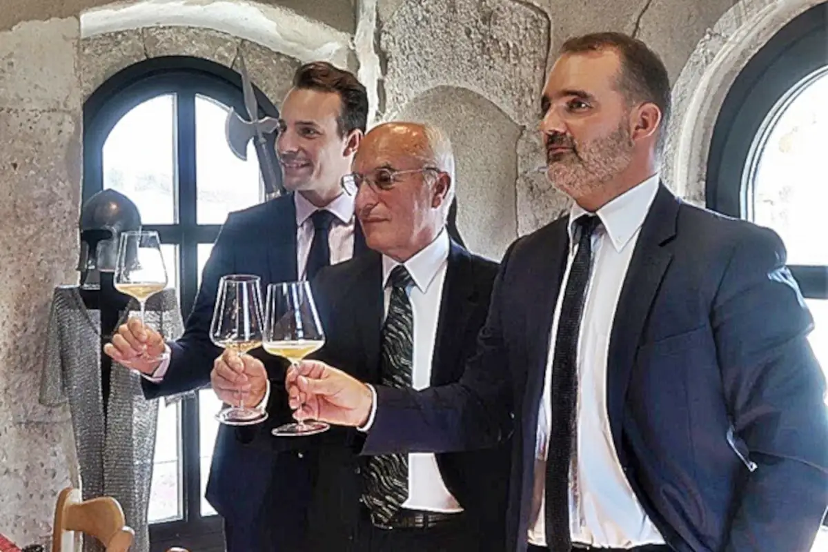 Paolo Malfer brinda con i figli Giacomo e Stefano (Foto Credit Renato Filippi) Al Trentodoc&nbsp; Festival arriva il &ldquo;Re di cuori Rev&igrave;&rdquo;