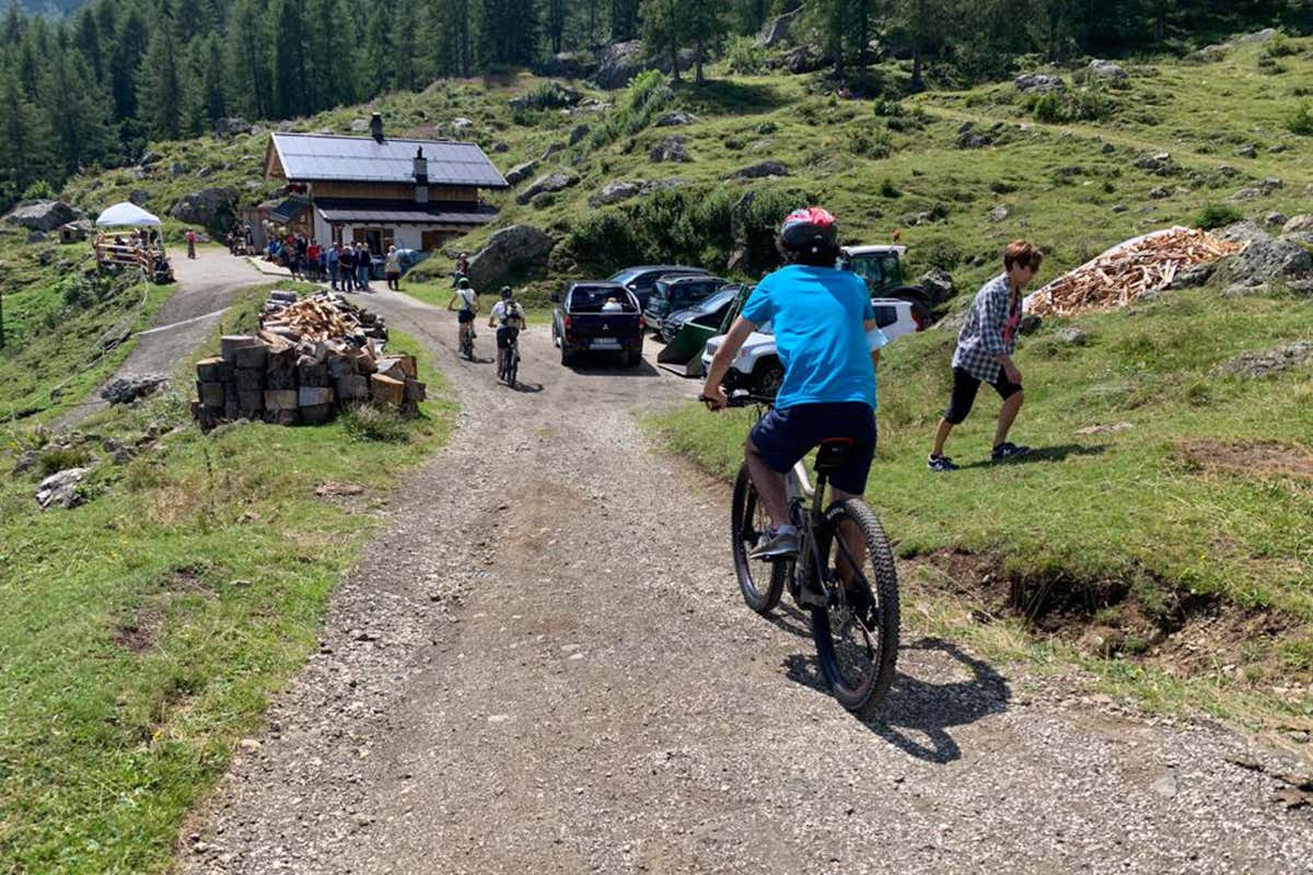 Arrivo a Malga Laste. Foto: Luca Chizzali Marmolada da scoprire tra borghi ''dog'', storia e sport in quota