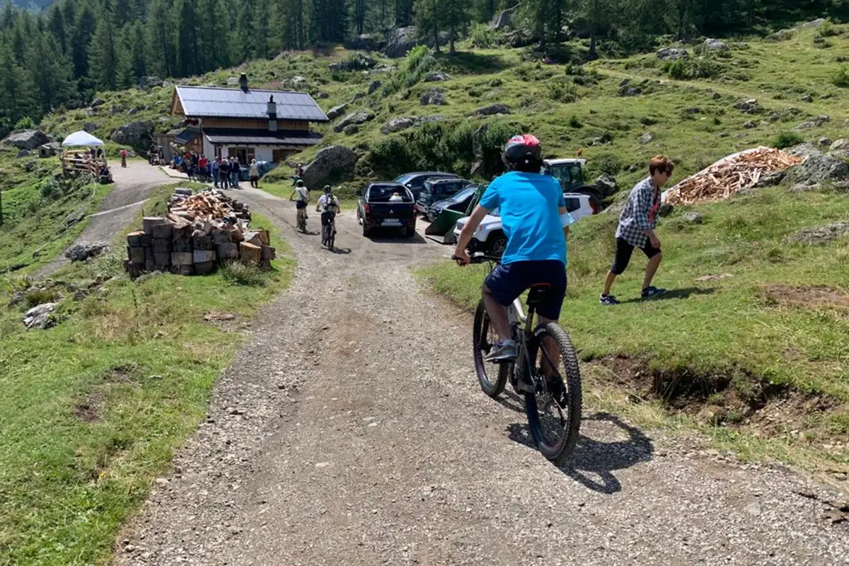 Arrivo a Malga Laste. Foto: Luca Chizzali Marmolada da scoprire tra borghi ''dog'', storia e sport in quota