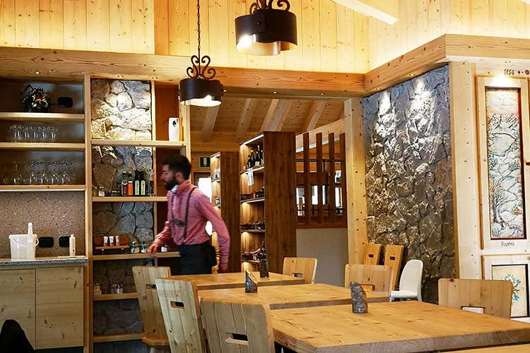 La cucina di Malga Popena &egrave; nelle mani di Denys Follador - Malghe gourmet a Cadore Tra tipicit&agrave; e natura incontaminata