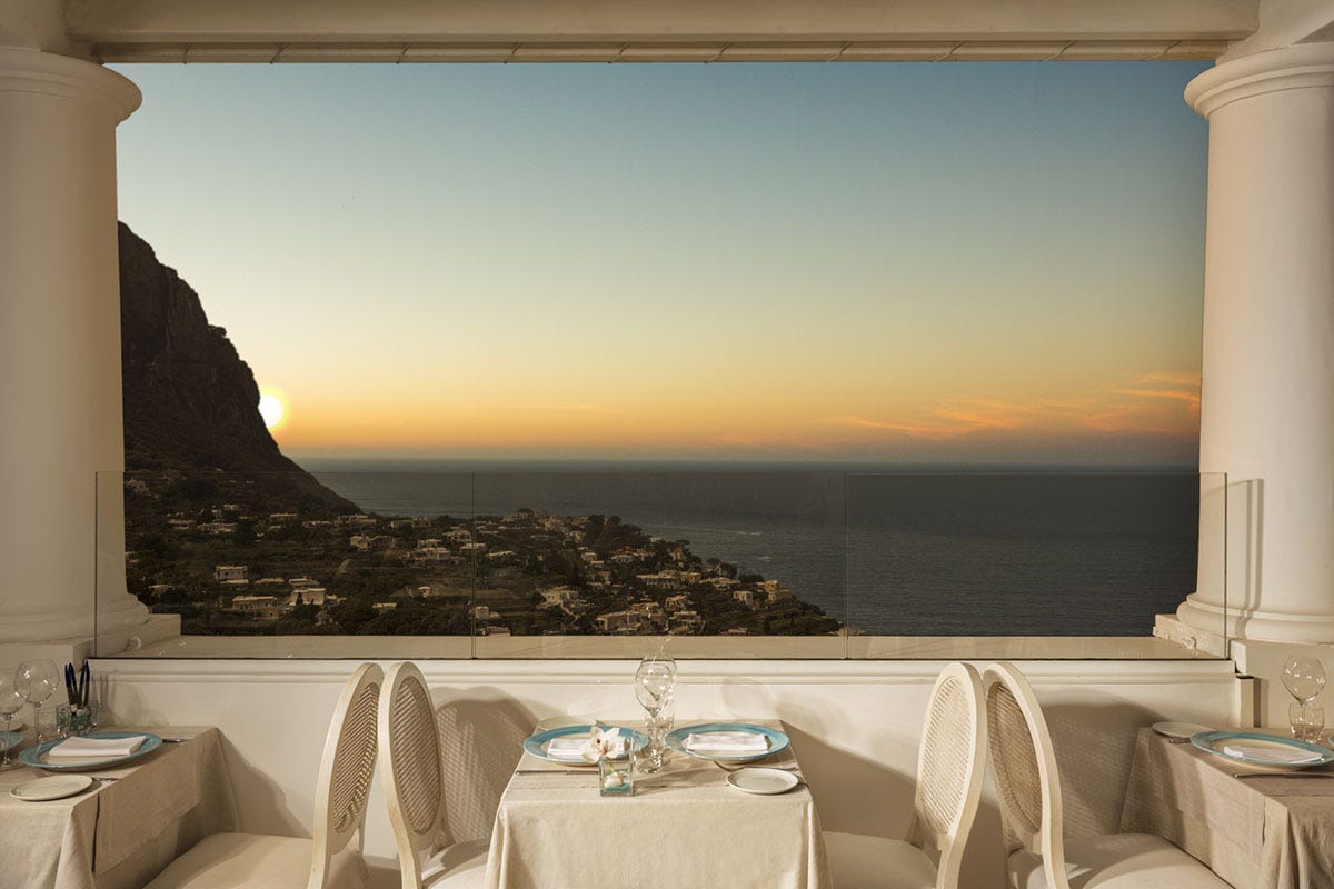 Vista su Capri dal ristorante Mammà La magia di Capri in una casa: benvenuti all’Hotel Punta Tragara
