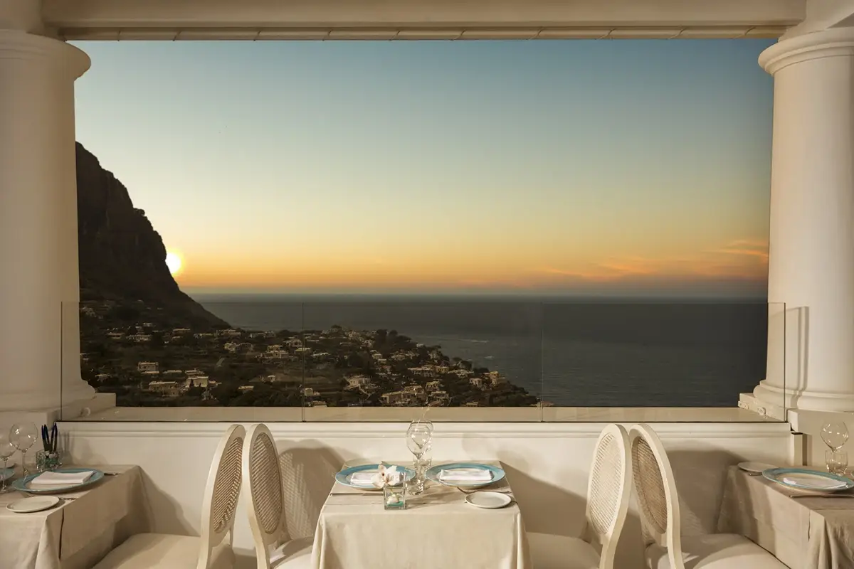 Vista su Capri dal ristorante Mamm&agrave; La magia di Capri in una casa: benvenuti all&rsquo;Hotel Punta Tragara