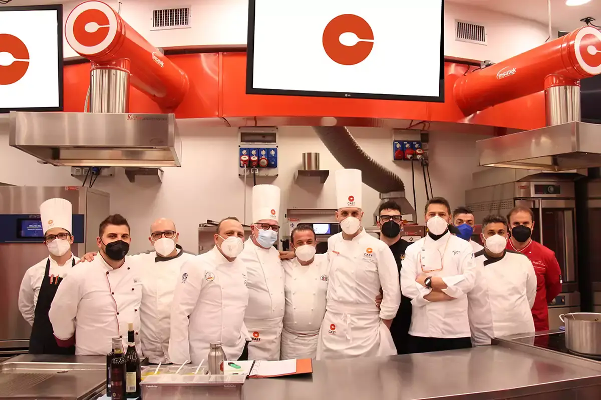 Lo staff di Mangia' e il team di Cast Alimenti Gli operatori del Gruppo Aeroviaggi a scuola da Cast Alimenti