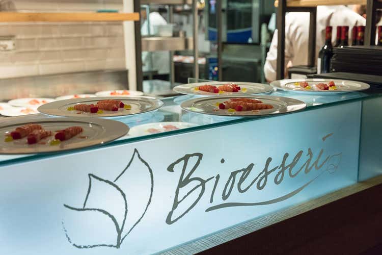 (Mano ischitana per un bio di classe In Brera Bioesserì piace per gusto e stile) (Mano ischitana per un bio di classe In Brera Bioesserì piace per gusto e stile)