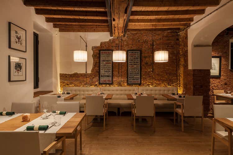 (Mano ischitana per un bio di classe In Brera Bioesserì piace per gusto e stile) (Mano ischitana per un bio di classe In Brera Bioesserì piace per gusto e stile)