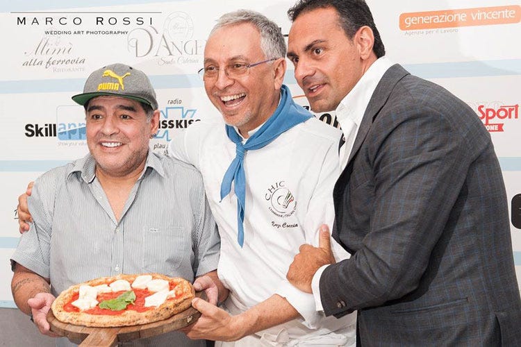 Diego Armando Maradona e Enzo Coccia - Maradona cittadino onorario di Napoli Coccia gli dedica una Margherita ad hoc