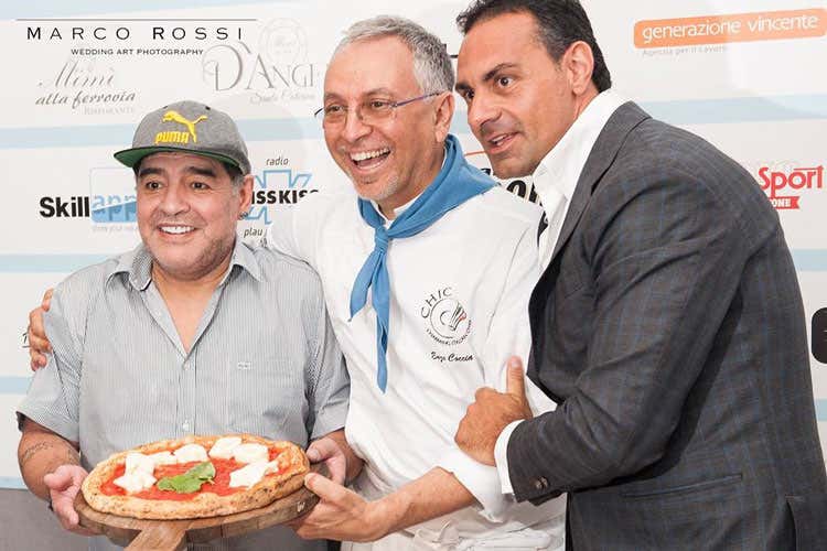 Diego Armando Maradona e Enzo Coccia - Maradona cittadino onorario di Napoli Coccia gli dedica una Margherita ad hoc Diego Armando Maradona e Enzo Coccia - Maradona cittadino onorario di Napoli Coccia gli dedica una Margherita ad hoc