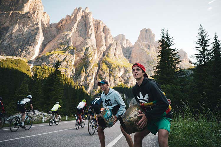 Pubblico locale pronto ad incitare il gruppo (Maratona dles Dolomites A scuola di turismo sportivo)