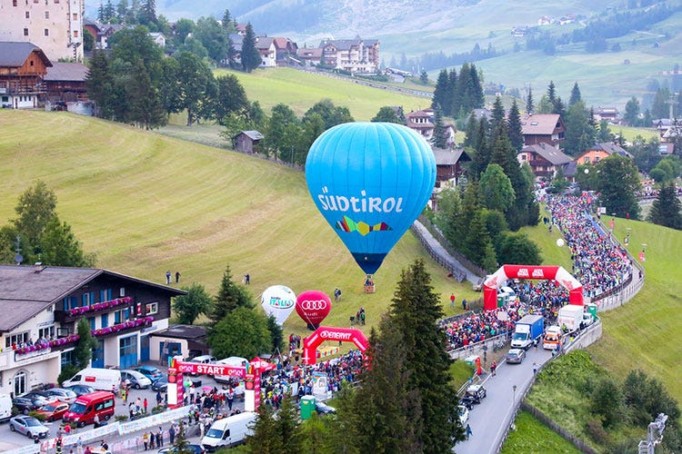 La partenza da La Villa (Maratona dles Dolomites A scuola di turismo sportivo)