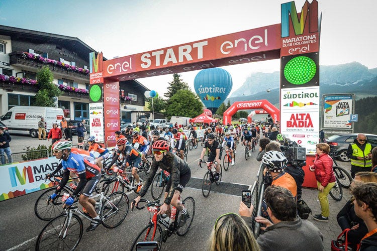 La partenza della Maratona Dles Dolomites Alta Badia paradiso per chi vuole pedalare