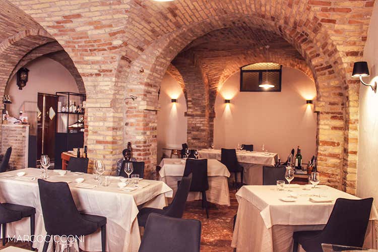 Ophis Offida - Marche, delivery e digital nei locali Tavolini sul mare per chi può