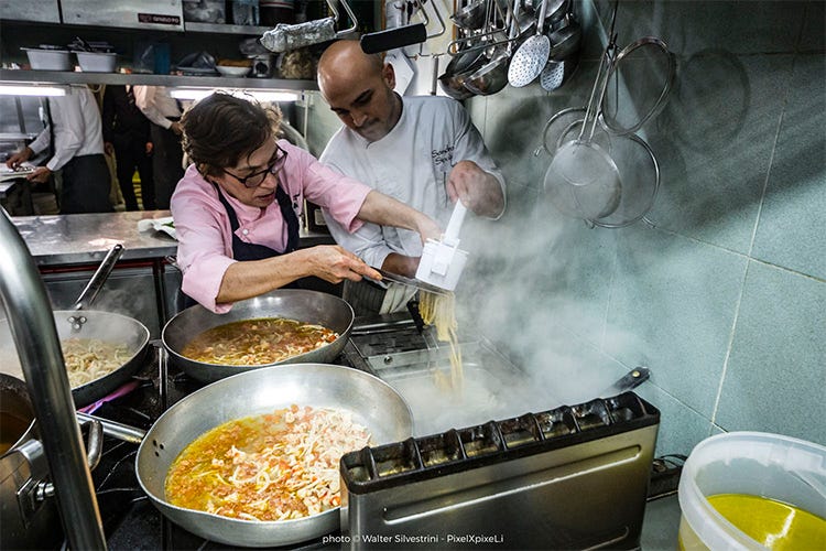 Le Marche sbarcano in Sicilia Elide Pastrani cucina con Maurizio Urso