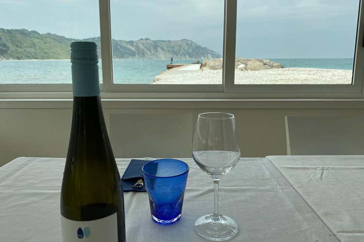 Molo Portonovo - Marche, delivery e digital nei locali Tavolini sul mare per chi può