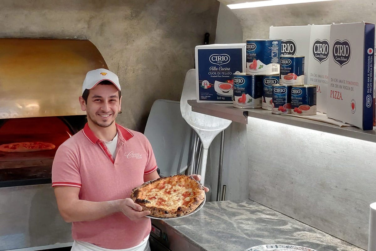 Marco Casano è il pizzaiolo del Ristorante Pizzeria Caruso di Bologna Ristorante Pizzeria Caruso: il pomodoro attraversa i menu
