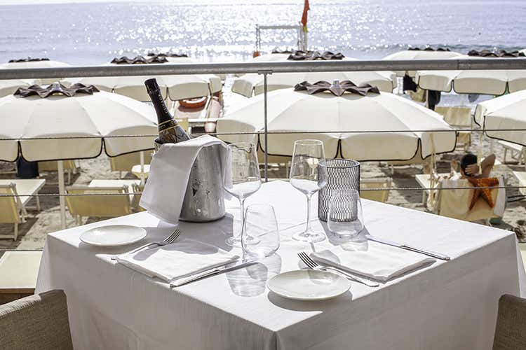 Un mare di Champagne ad Alassio Il mondo del perlage in passerella