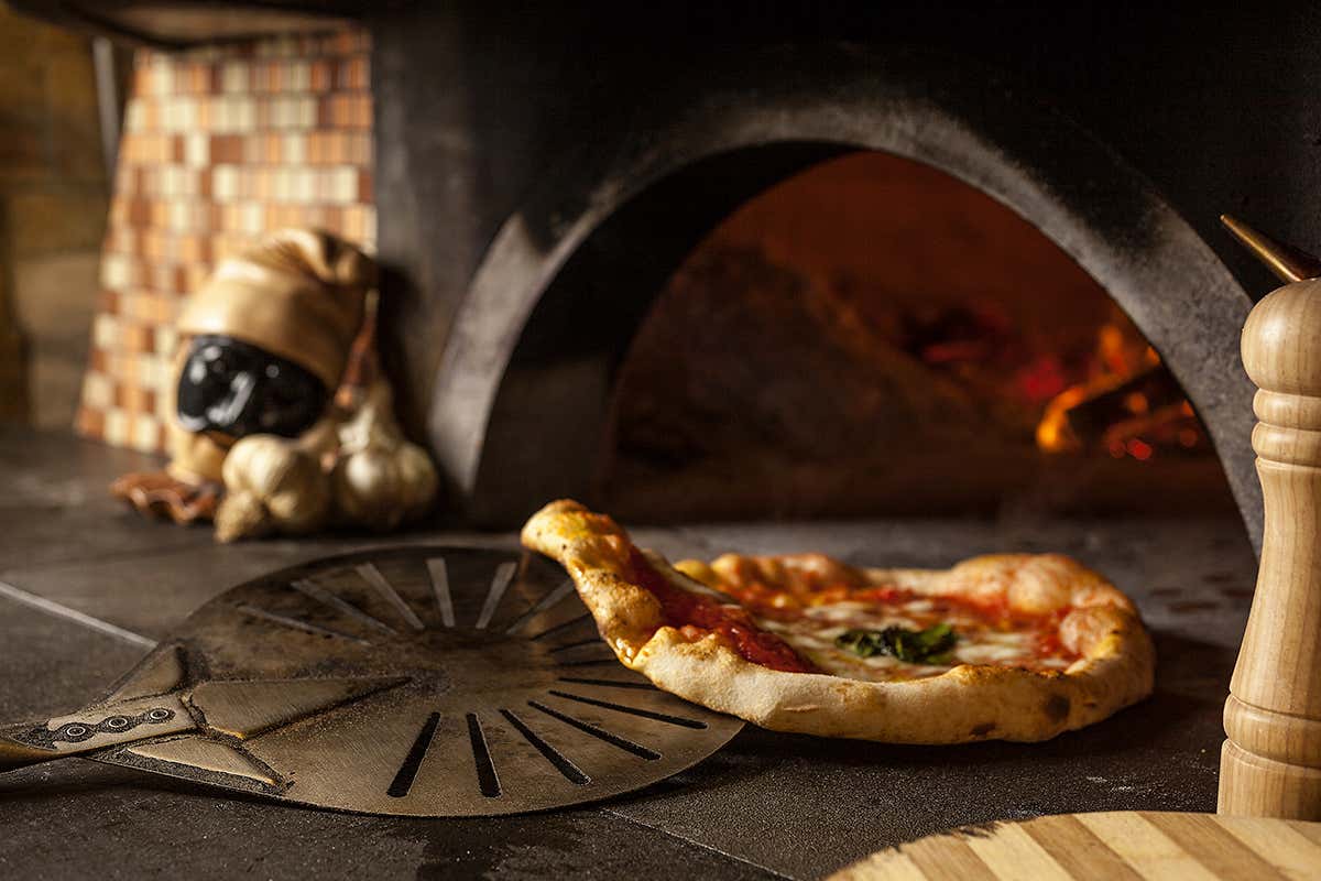 La storia della pizza: dalle focacce antiche alla nascita della margherita moderna