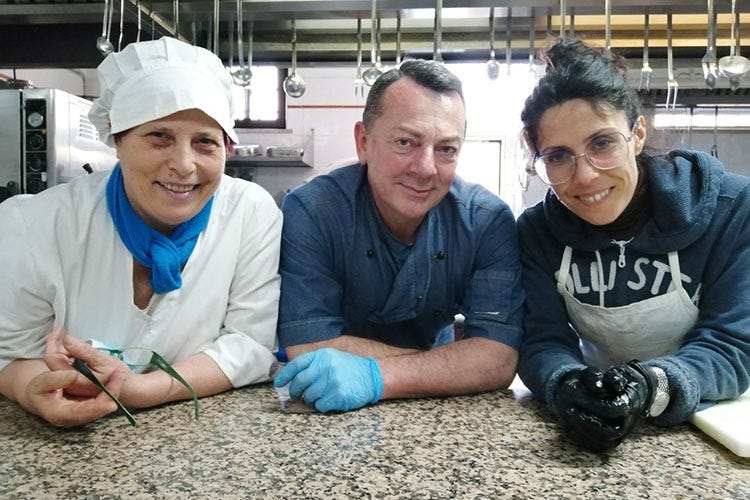 Maria Antonietta Cucchiarelli (a sinistra) con la figlia Tiziana (a destra) e il cuoco polacco Darius Zuchowski