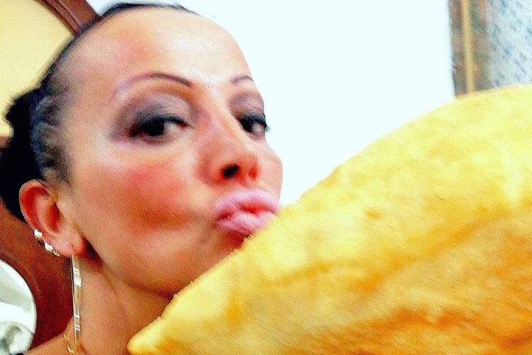 Maria Cacialli nascosta dietro alla sua grande pizza fritta - La delivery funziona, ma c'è crisi Cacialli: Tanti fanno la pizza in casa