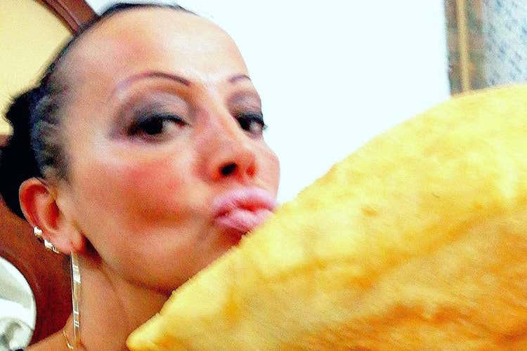 Maria Cacialli nascosta dietro alla sua grande pizza fritta - La delivery funziona, ma c'&egrave; crisi Cacialli: Tanti fanno la pizza in casa