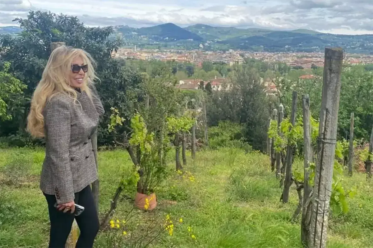 Maria Fittipaldi Menarini&nbsp; di fronte al Vigneto Michelangelo Anche Firenze ha la sua vigna urbana grazie a Maria Fittipaldi Menarini